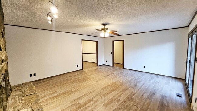 Building Photo - 211 Redbud St