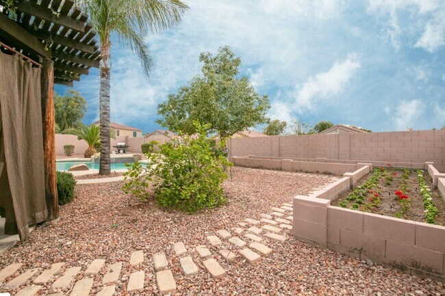 Building Photo - Nice Chandler home with Sparkling Swimming...