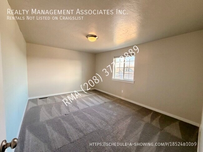 Building Photo - 6059 N Silver Spruce Ave