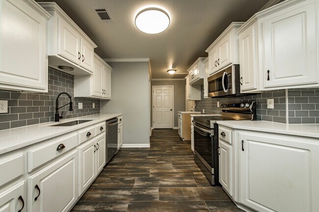 Building Photo - 31 Newcastle Dr