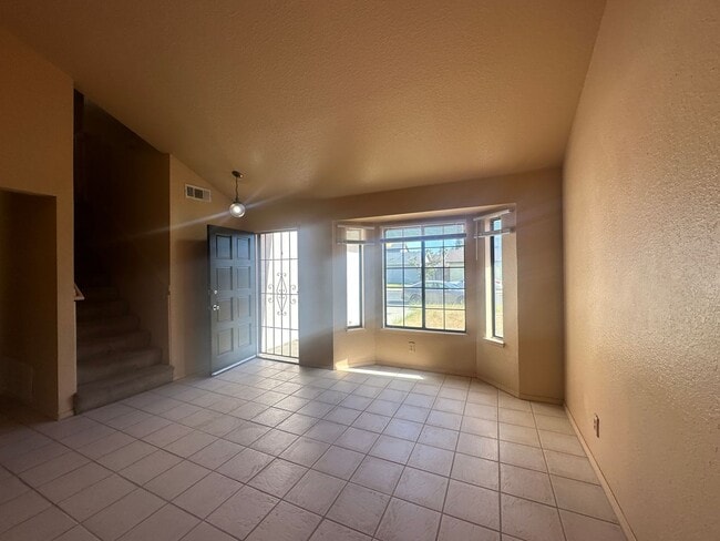 Building Photo - 560 Clover Dr