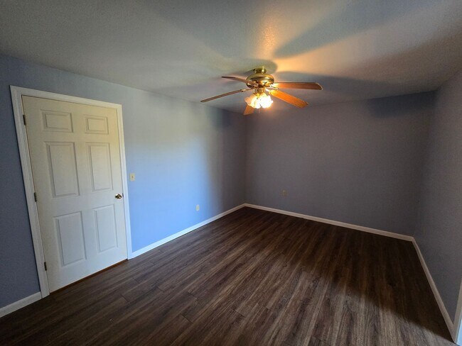 Building Photo - 530 Jamestown Loop