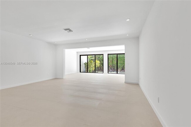 Building Photo - 950 Bayamo Ave