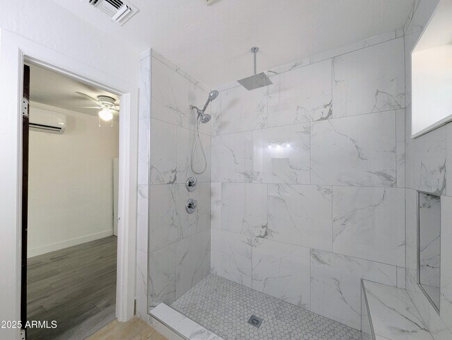 Building Photo - 2443 E Earll Dr