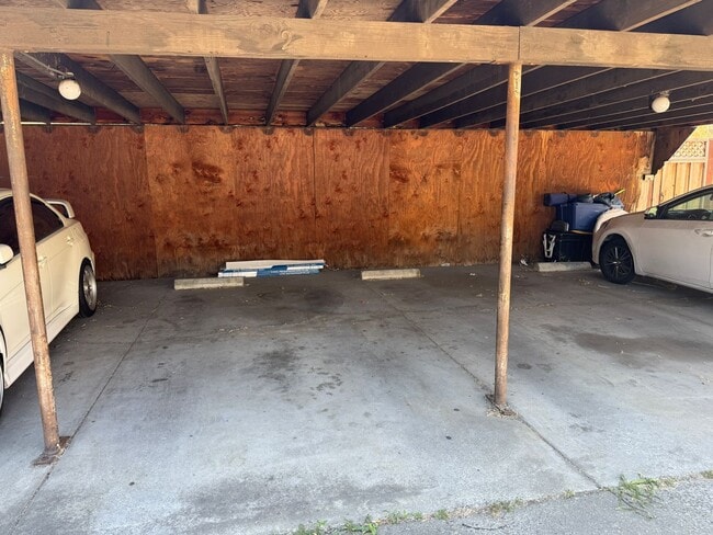 Building Photo - 2225 Hillsborough Ct