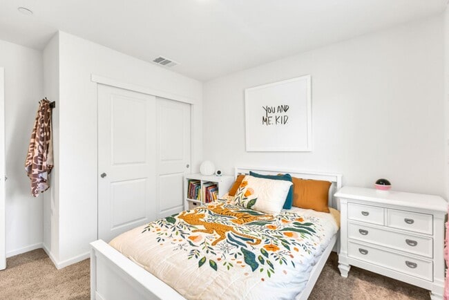 Building Photo - 4 bed / 3 bath | Upated Anatolia Home Avai...