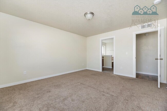 Building Photo - 158 W Yosemite St