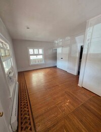 Building Photo - Studio Apartment Close to City Park!