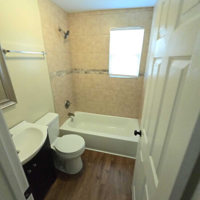 Building Photo - "Charming 2-Bedroom Duplex Retreat in Macon – Your Perfect Home Awaits on Woodard Avenue!"