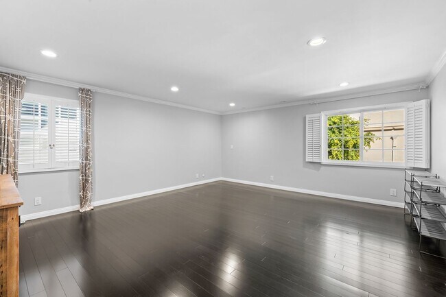 Building Photo - 5 Bedroom 5.5 Bathroom Pool Home in Encino