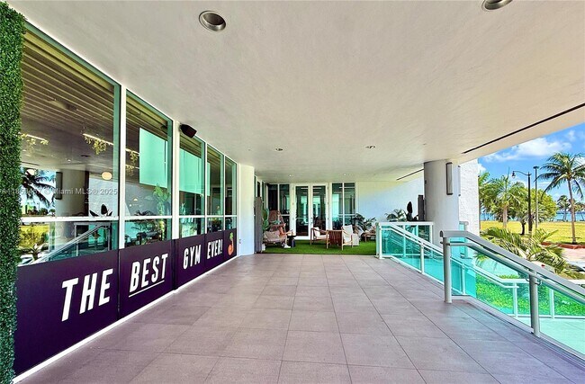 Building Photo - 1800 N Bayshore Dr