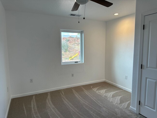 Building Photo - Remodeled 3 bed 3 bath apartment