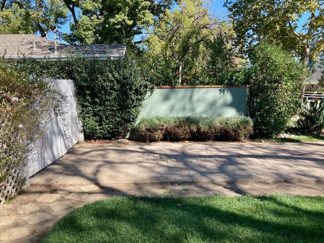 Building Photo - Willow Glen Classic