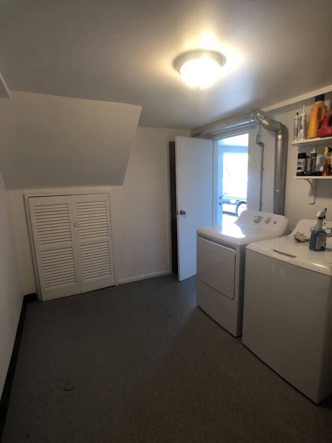 Building Photo - Newer & Modern 3 Bed., 1.5 Bath Home w/W/D...
