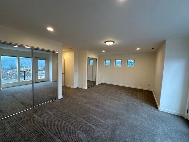 Building Photo - Application Pending - 3 Bedroom Townhouse For Rent In Hood River