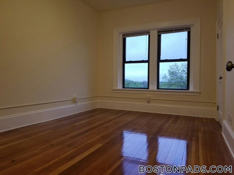 Building Photo - 1463 Beacon St