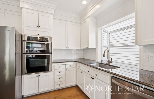 Building Photo - Westlake Traditional with Private, Level B...