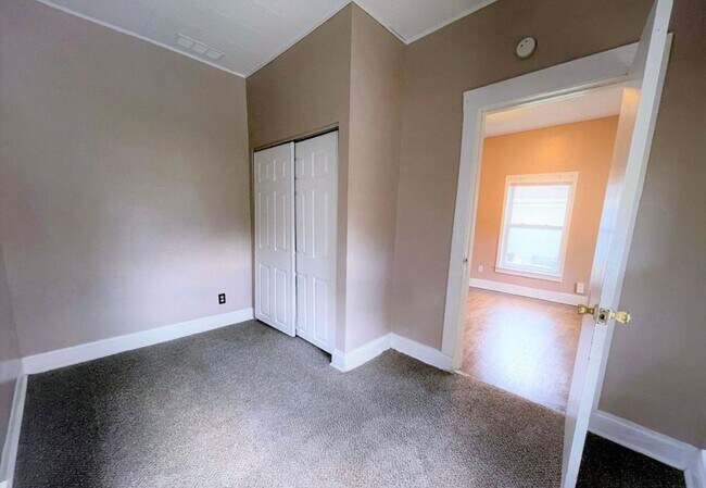 Building Photo - COMING SOON- 2 Bed 1 Bath Home!