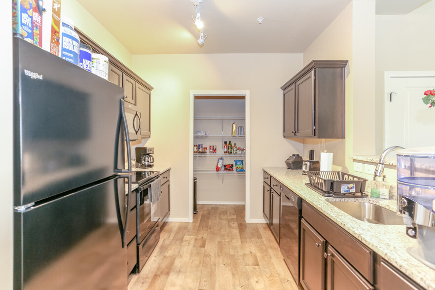 Kitchen - Casaloma Towers Apartment