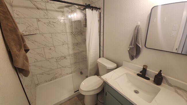 Building Photo - 1005 W MLK #B