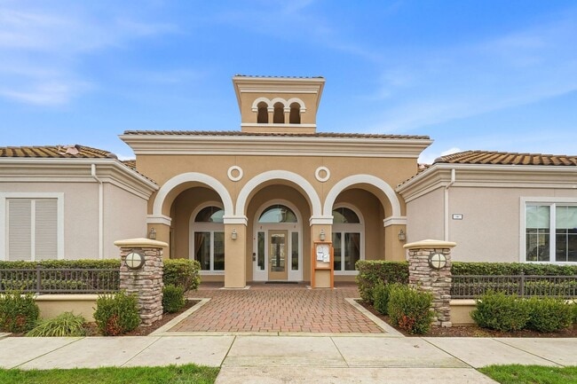 Building Photo - Spacious 2BR/2BA End-Unit Condo for rent in Warm Springs – Montebello Community