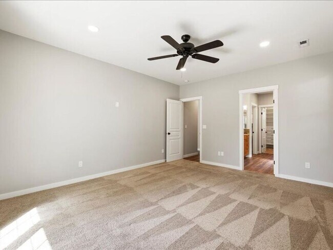 Building Photo - 617 Esperanza Ct