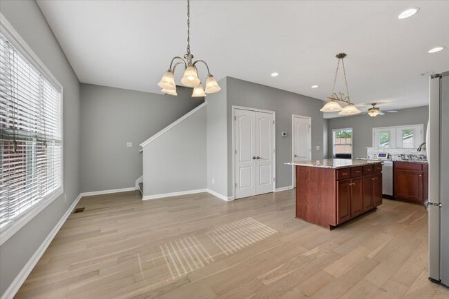 Building Photo - 3 Bedroom 3 1/2 Bath Pet Friendly Condo For Rent!