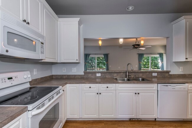 Building Photo - Rare opportunity to rent on LAKE MURRAY!