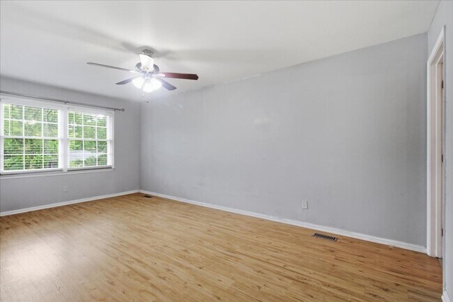 Building Photo - 208 Greenbriar Dr
