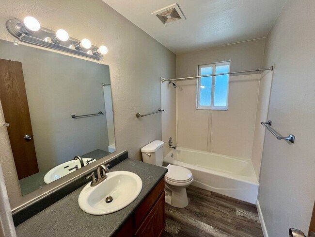 Building Photo - ** Move in Special** Spacious 3 bedroom, 1 bath Lakewood duplex with fenced in backyard available!