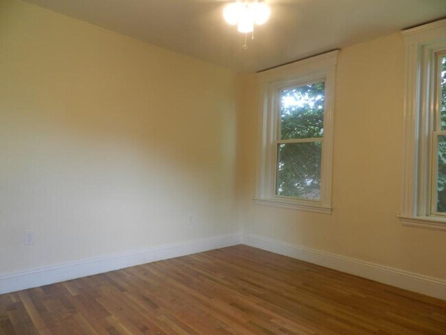 Building Photo - ALLSTON 2BED / 1BATH WITH HEAT AND HW FOR SEPTEMBER 2026