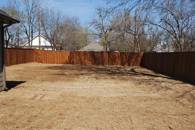 Building Photo - 521 W Sears St