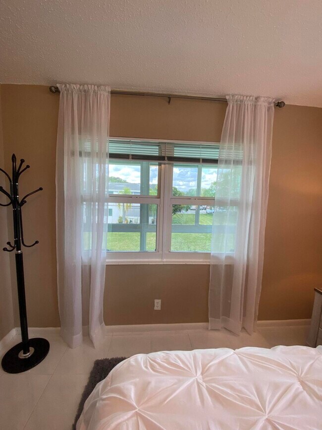 Building Photo - 72 Newport D