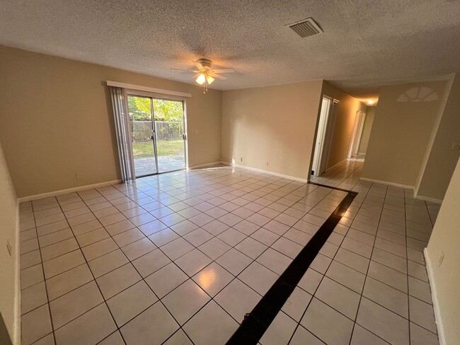 Building Photo - Excellent 4 Bedroom in Coral Springs