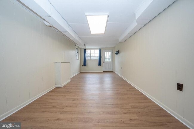 Building Photo - 437 Meadowcroft Rd