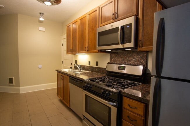 Building Photo - Gorgeous Top-Floor One-Bed with Amazing Balcony Space!