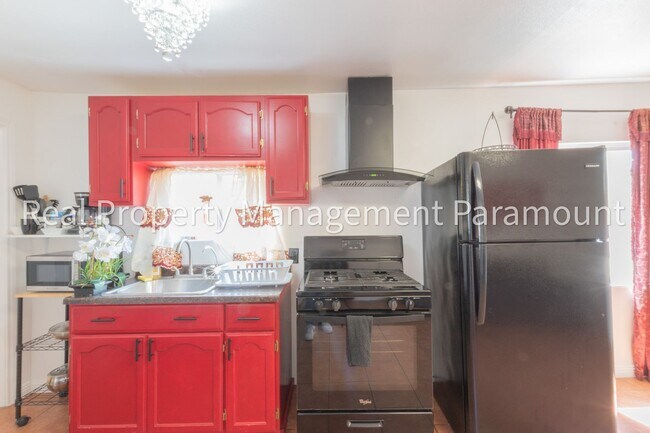 Building Photo - 1362 E 61st St