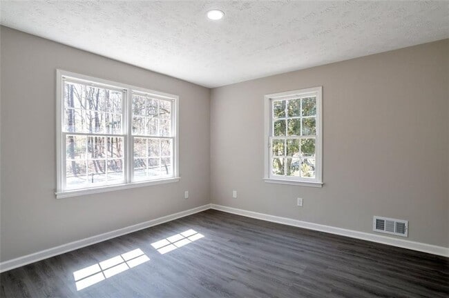 Building Photo - 4620 Central Dr