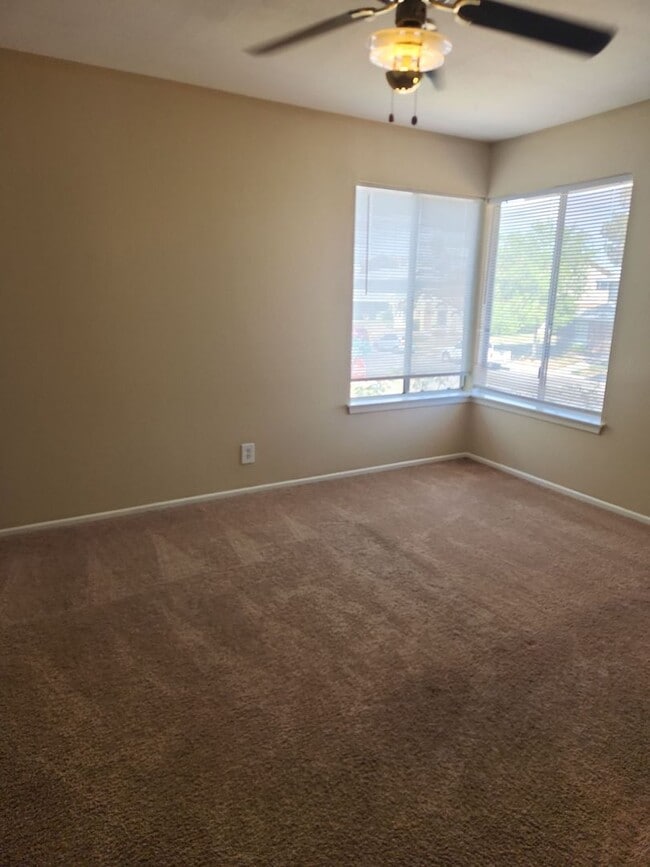 Building Photo - 2 BED, 1 BATH TOWNHOUSE CLOSE TO UNLV!!!!