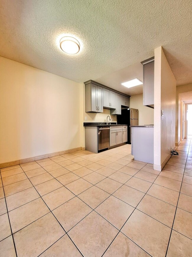 Building Photo - Beautifully Remodeled Second Floor Condo A...