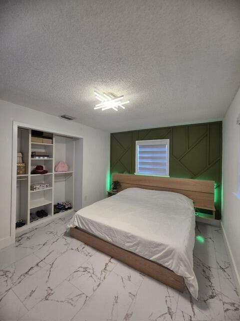Building Photo - 4907 N Palm Way
