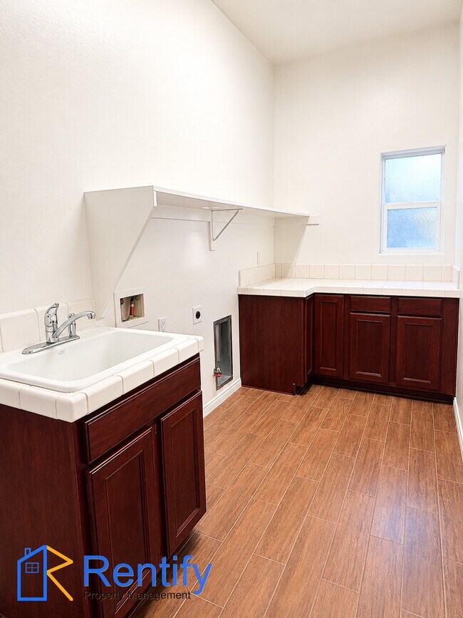 Building Photo - 4 bed, 2.5 bath home in NW Bakersfield - Gardener included