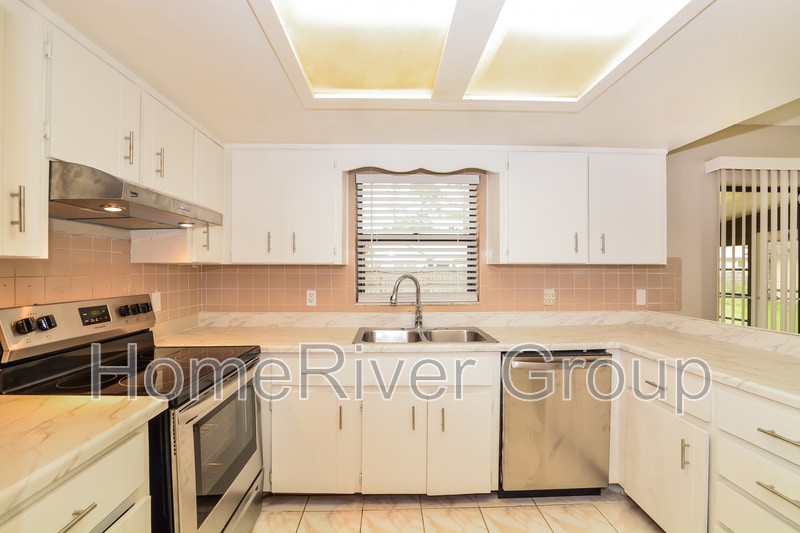 Building Photo - 2811 Queen Palm Dr