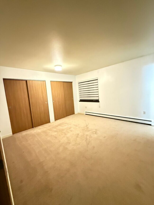 Building Photo - Spacious 4-bedroom / Heat included / 1 car garage