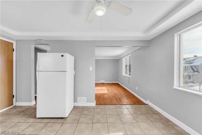 Building Photo - 10725 Vernon Ave