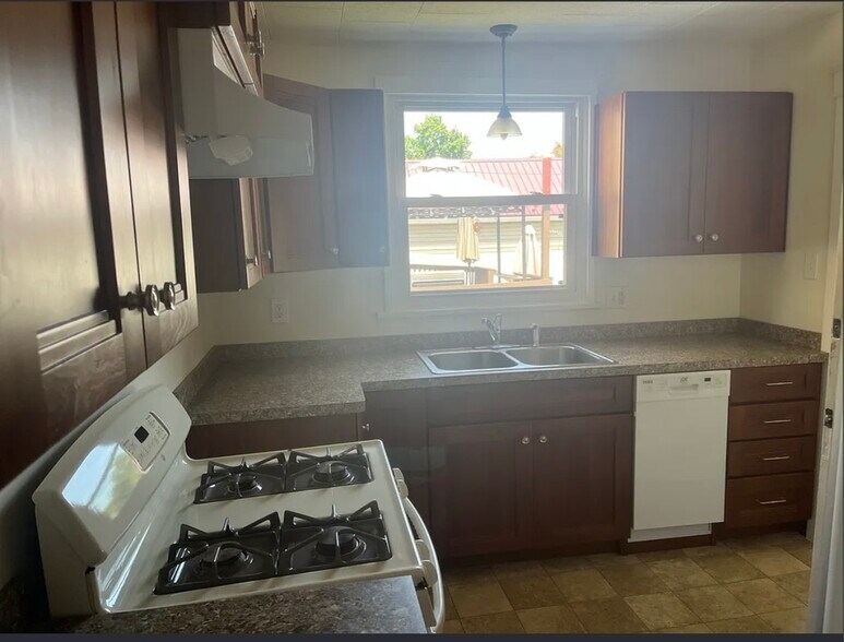 Building Photo - 328 Clayton Ave