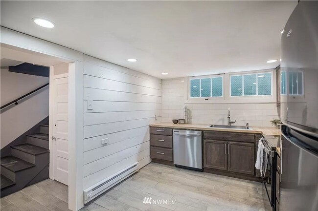 Building Photo - 14739LTa