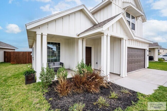 Building Photo - 2168 Grove Ln