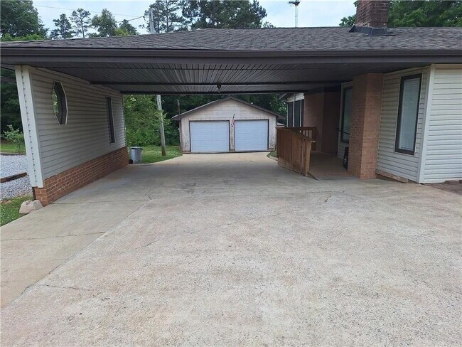 Building Photo - 3 Bedroom Home w/ Workshop and Fenced Yard