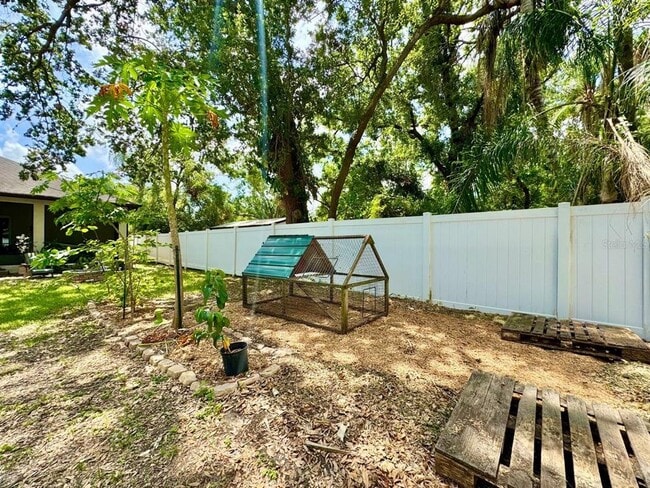 Building Photo - 8424 N Packwood Ave